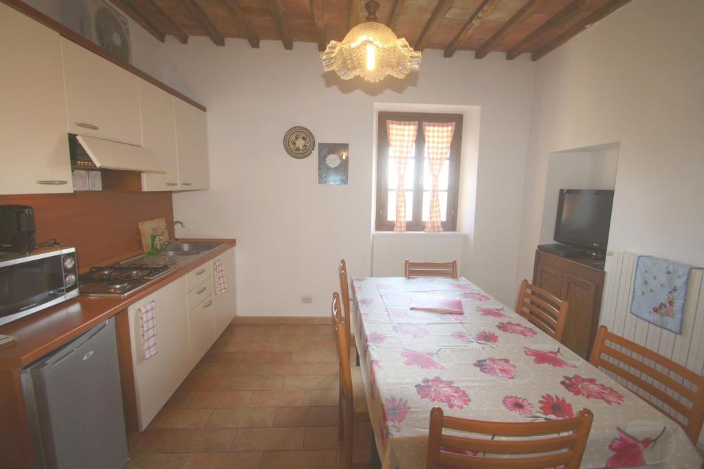 Kuchnia lub aneks kuchenny w obiekcie Tuscan Farmhouse with 7 Apartments for max 30 persons