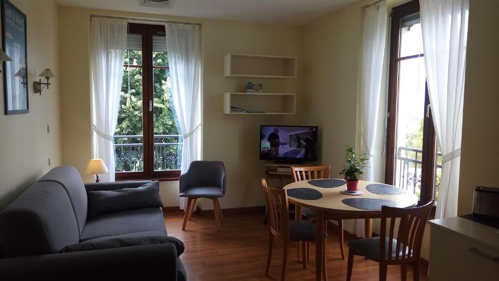 Μια τηλεόραση ή/και κέντρο ψυχαγωγίας στο Astay Residence 31