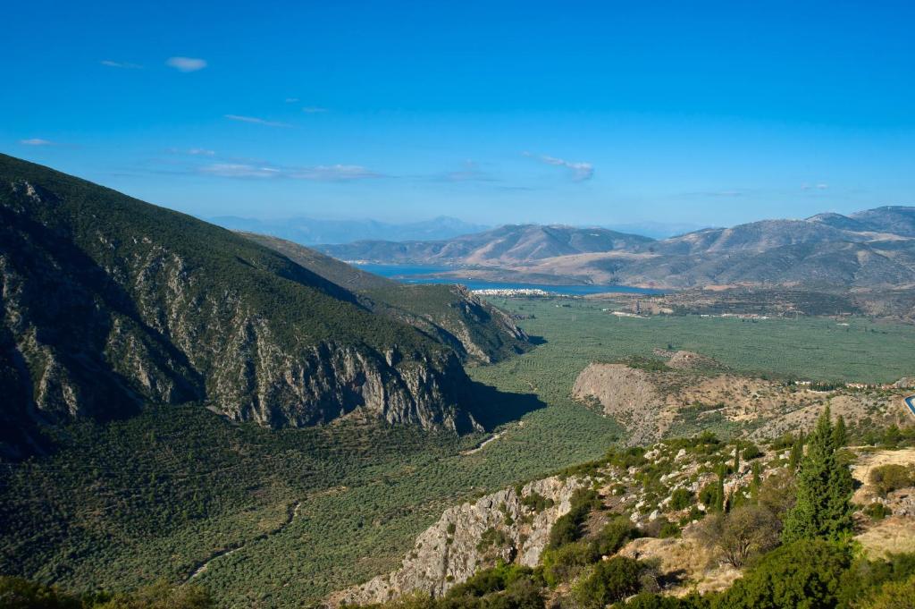 - une vue depuis le sommet d'une montagne dans l'établissement Acropole Delphi City Hotel, à Delphes