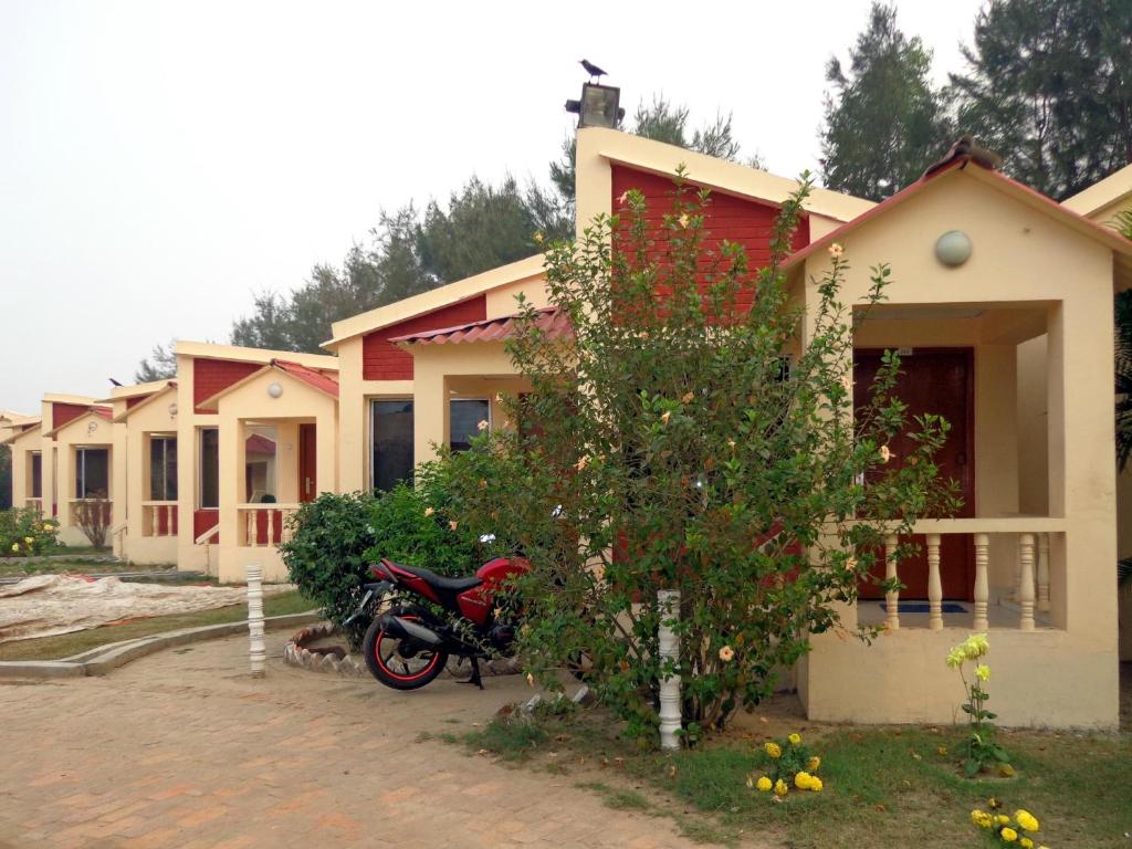 曼塔莫尼的住宿－Resort Hirak Jayanti，停在一排房子前面的摩托车