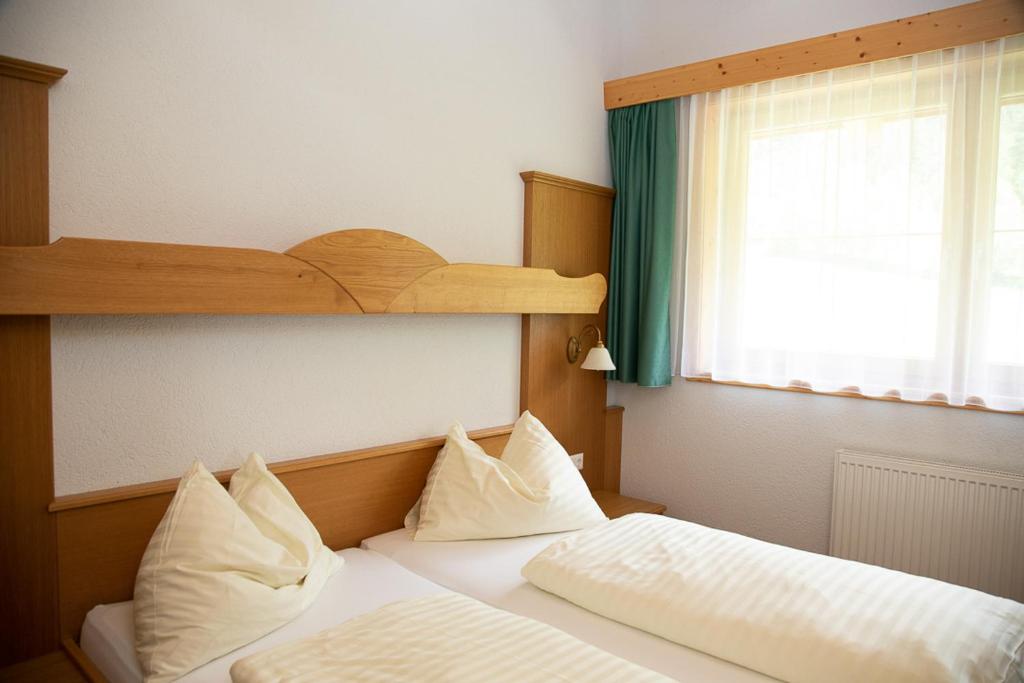 Postel nebo postele na pokoji v ubytování Erlebnishotel Kärnten-Mölltal 3 Stern Superior