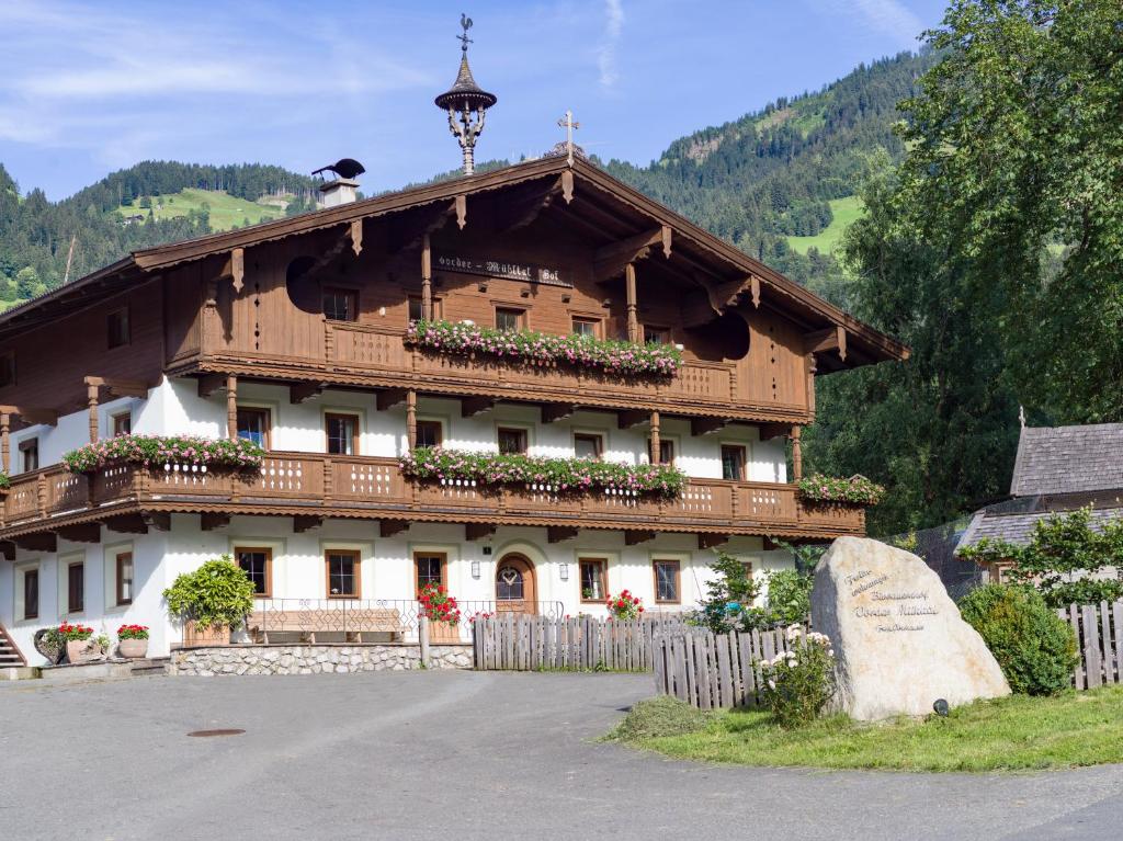 ein großes Gebäude mit Blumen davor in der Unterkunft Bauernhof Vordermühltal in Itter