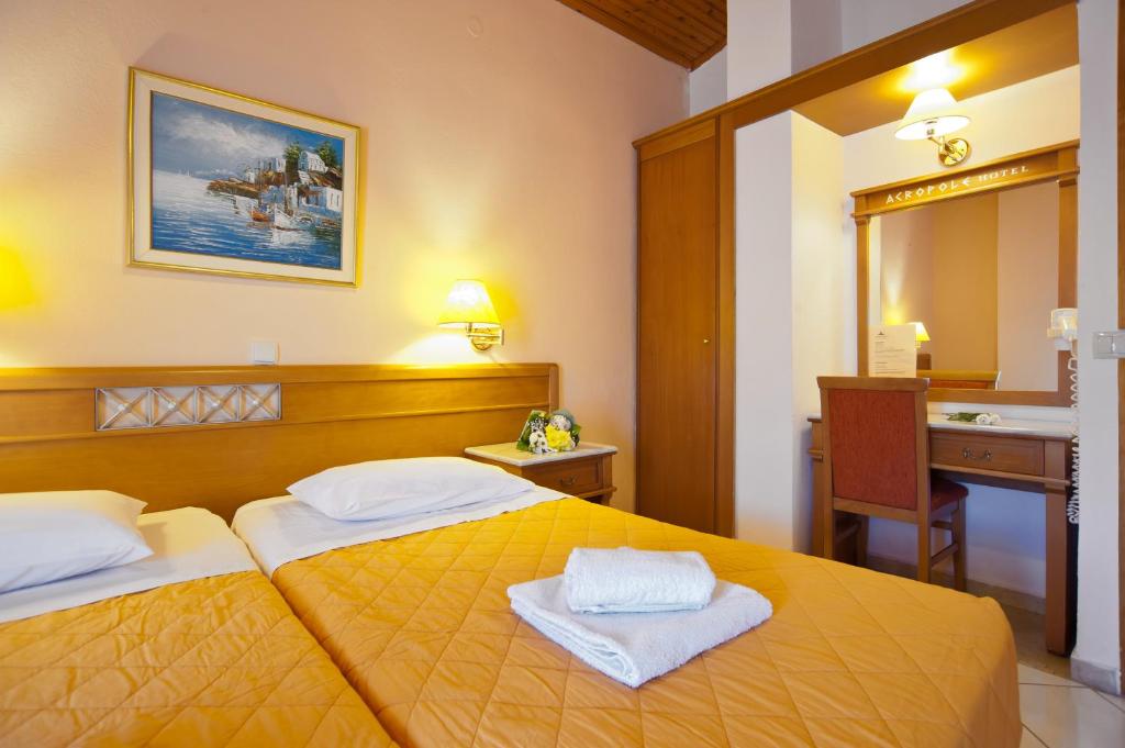 Posteľ alebo postele v izbe v ubytovaní Acropole Delphi City Hotel