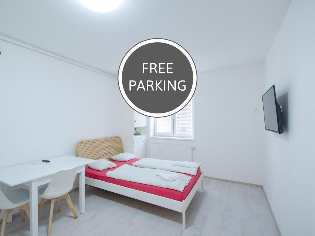 una camera con letto, tavolo e TV di Apartment Tržaška with free parking a Lubiana