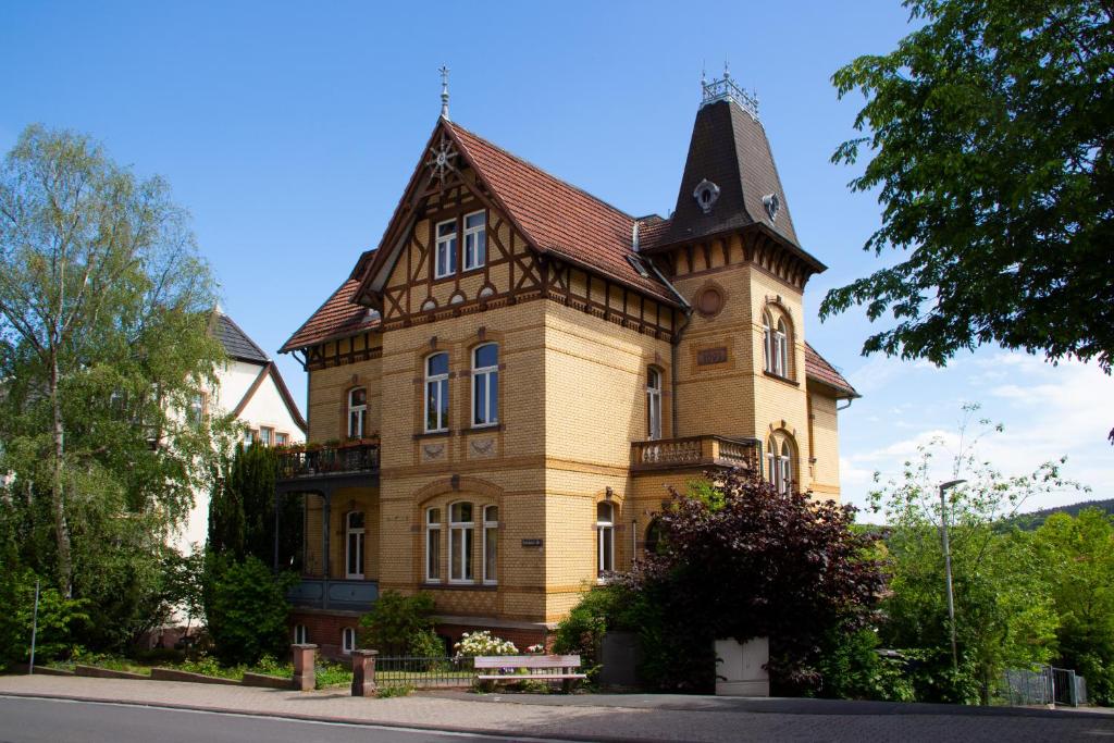 un edificio con una torre de reloj encima en Ferienwohnung Hufelandstern bis 7 Personen - mit E-Ladesäule!, en Bad Wildungen