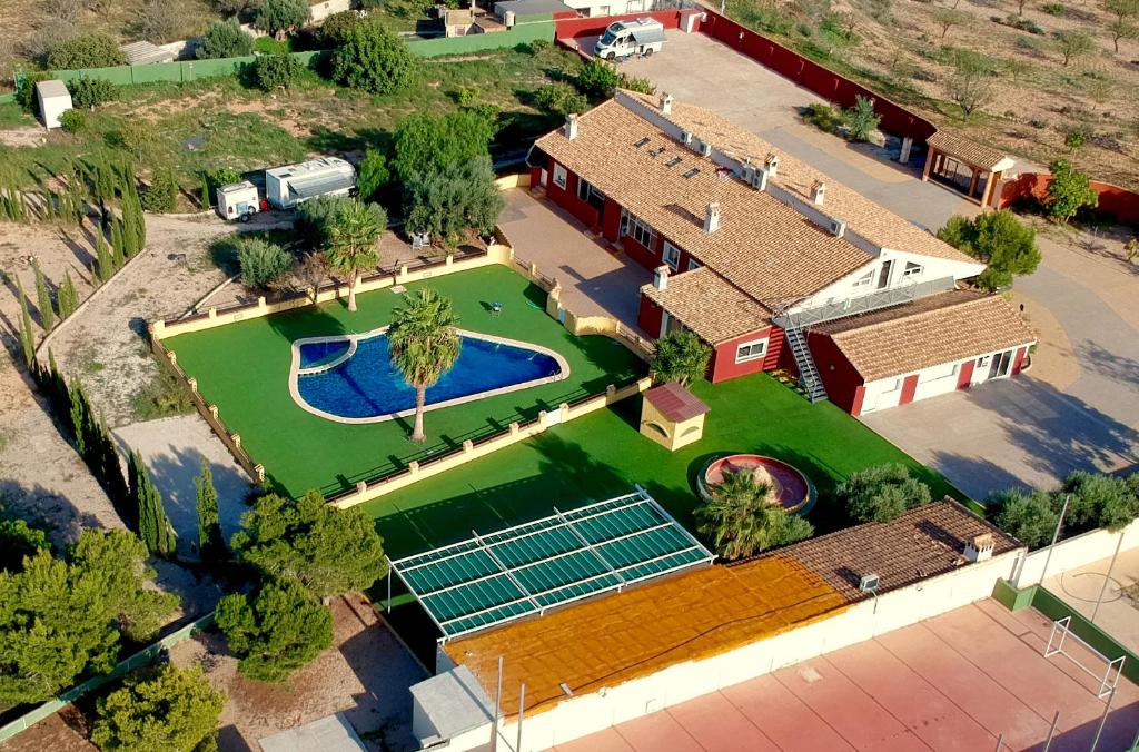 una vista aérea de una casa con un gran patio en Espacio Finca Alegría - Rural Houses, Hostel, Campsite & Wellness Center, en Cartagena