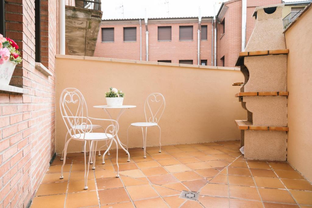 A balcony or terrace at Casa peñasBLANCAS en Duruelo de la sierra Soria 12personas