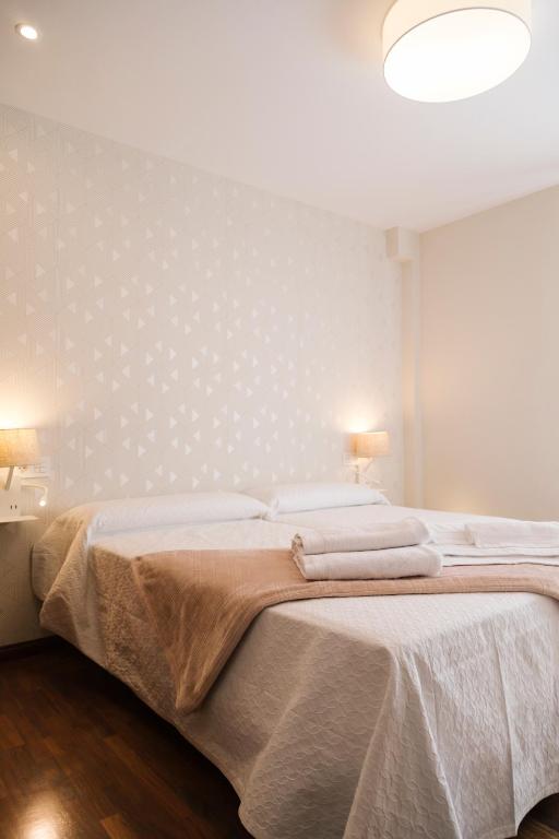 A bed or beds in a room at Casa peñasBLANCAS en Duruelo de la sierra Soria 12personas