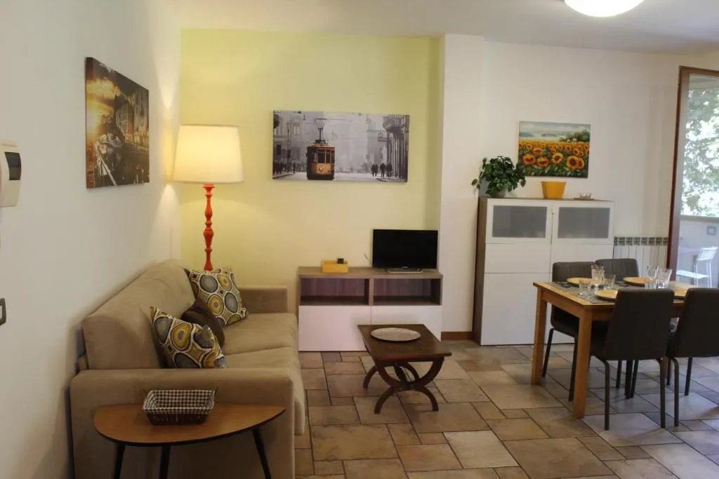 Elegant and Quiet Apartment with Terrace, Comasina, Italy