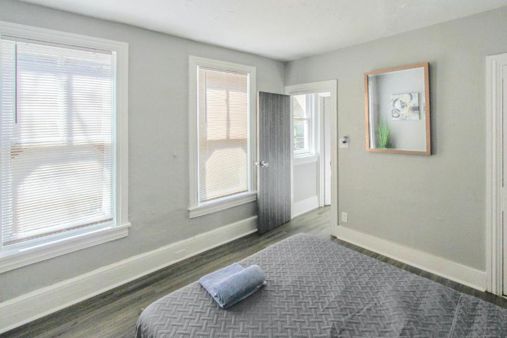 ☆☆ Modern Coed Dorm in Reading ☆☆ - Budget Double Room