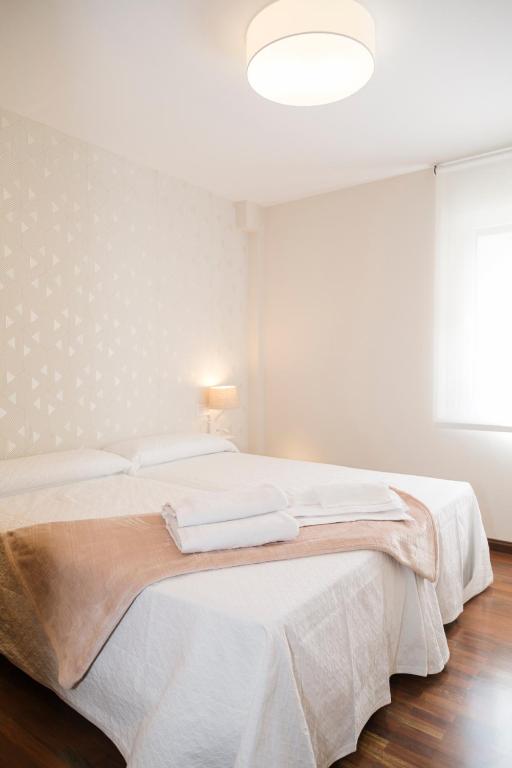 A bed or beds in a room at Casa peñasBLANCAS en Duruelo de la sierra Soria 12personas
