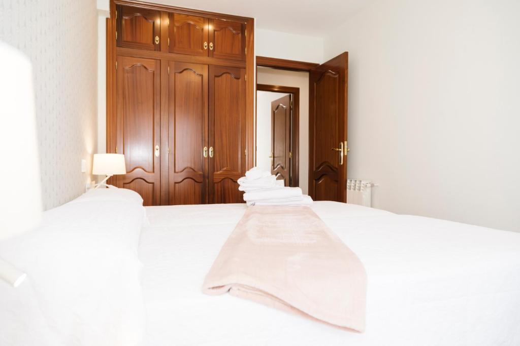 A bed or beds in a room at Casa peñasBLANCAS en Duruelo de la sierra Soria 12personas