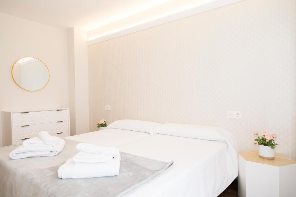 A bed or beds in a room at Casa peñasBLANCAS en Duruelo de la sierra Soria 12personas