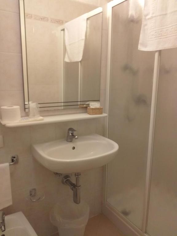 Koupelna v ubytování Hotel Monna Lisa