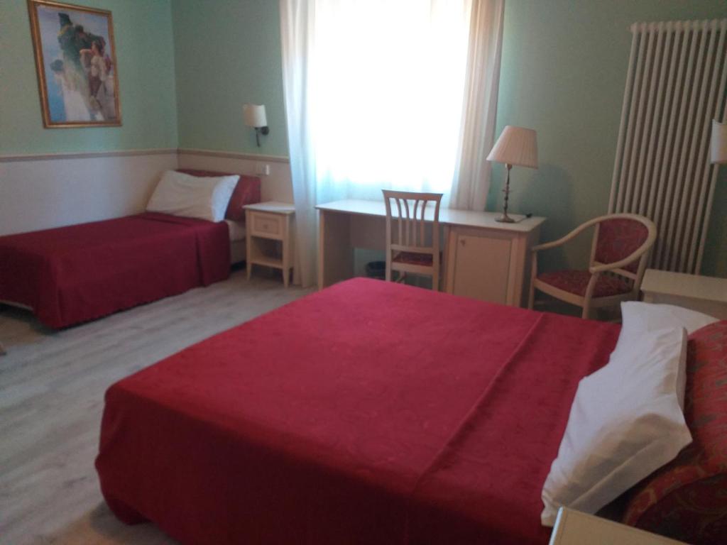 Postel nebo postele na pokoji v ubytování Hotel Monna Lisa