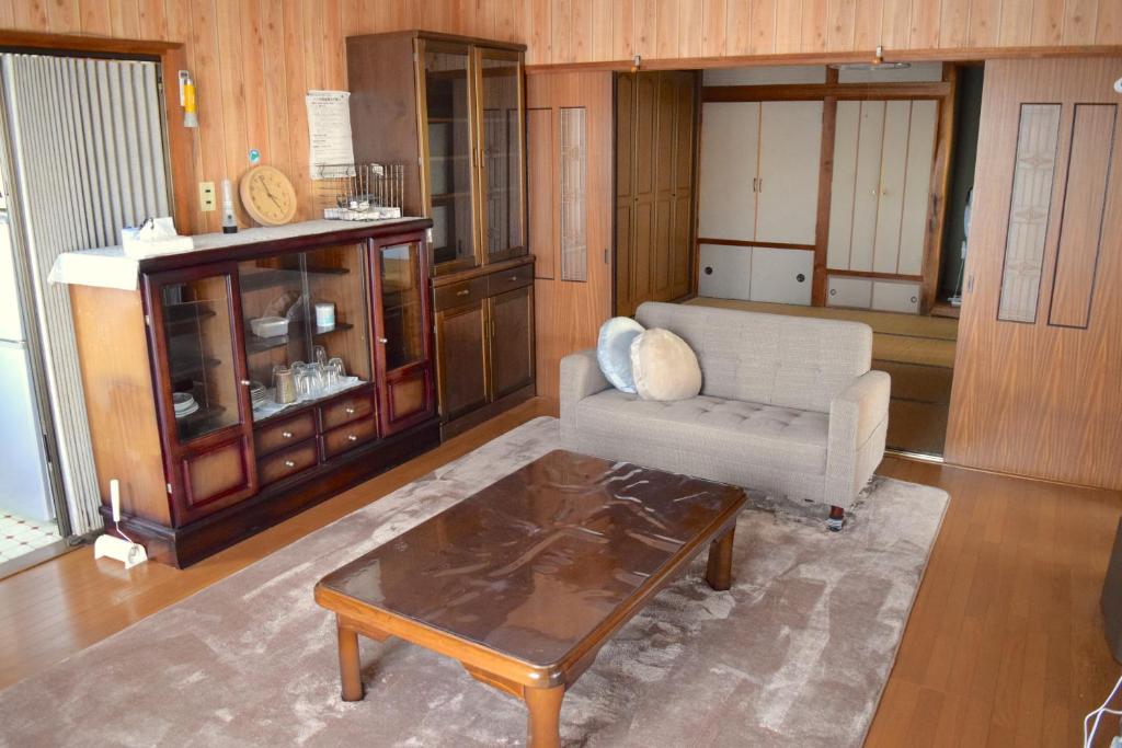 sala de estar con sofá y mesa de centro en Okhotsk House Sattsuru, en Kiyosato