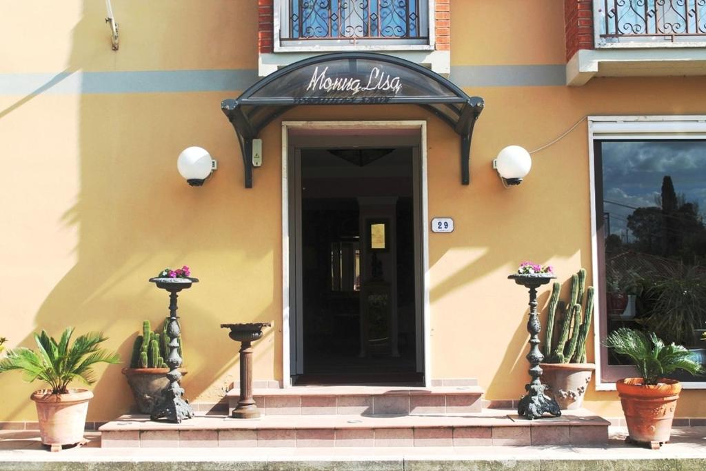 Ein Eingang zu einem Haus mit einem Schild, das Momma Umarmung liest. in der Unterkunft Hotel Monna Lisa in Vinci