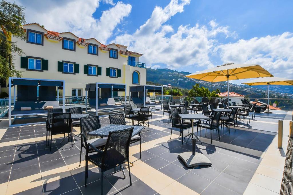 Nespecifikovaný výhled na hory nebo výhled na hory při pohledu z hotelu