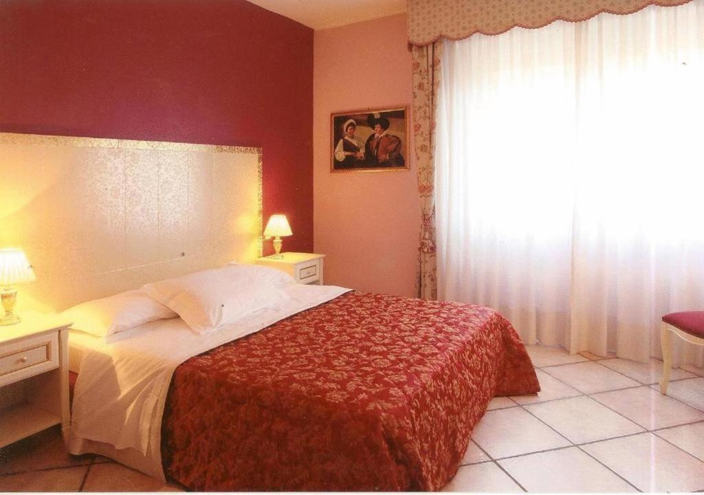 Postel nebo postele na pokoji v ubytování Hotel Monna Lisa
