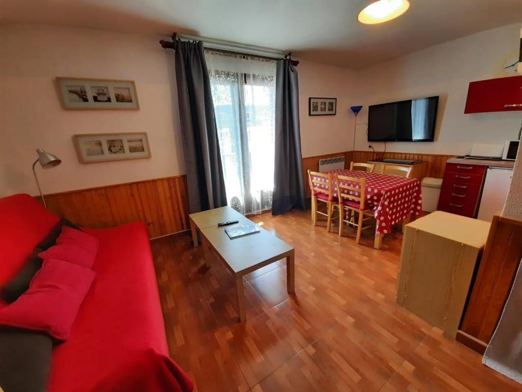 a living room with a red couch and a table at Altissim Nevada II in Pas de la Casa