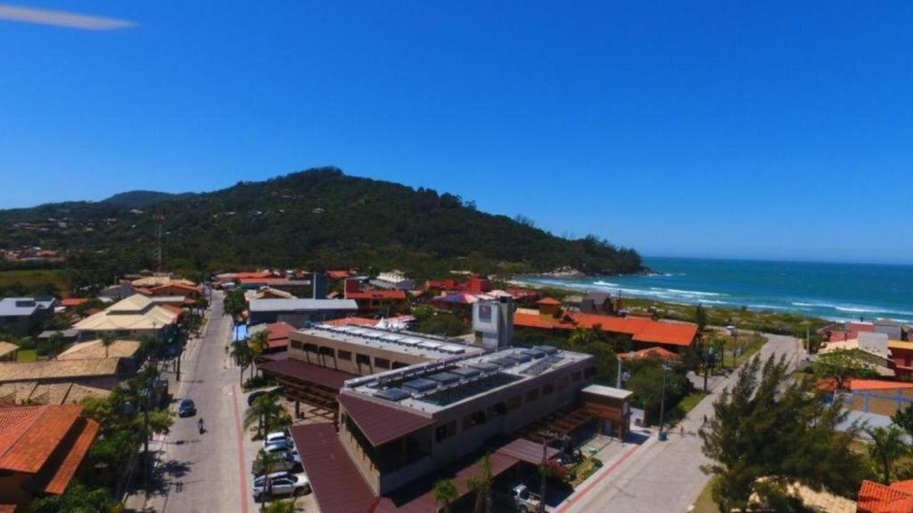 una vista aérea de una ciudad junto al océano en Pitaya Apart Hotel, en Garopaba