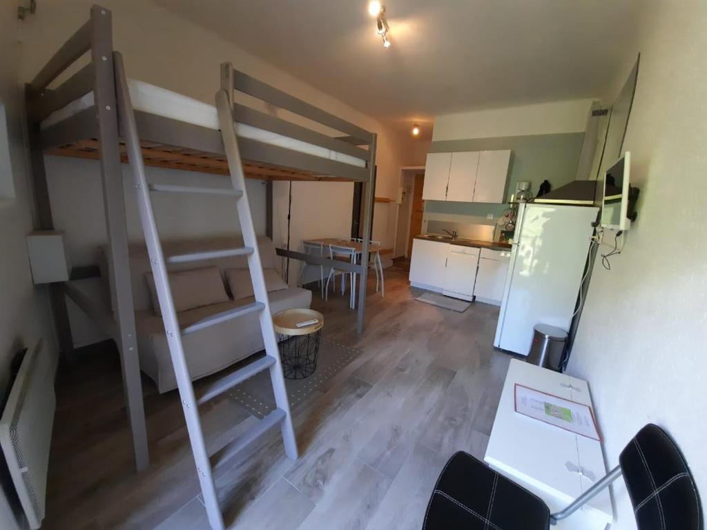 a room with two bunk beds and a kitchen at Altissim Griffon in Pas de la Casa