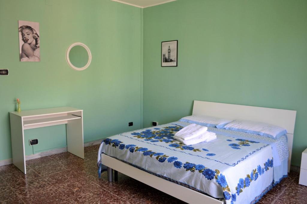 - une chambre avec un lit et un bureau dans l'établissement La Casa della Nonna, à Serra San Bruno