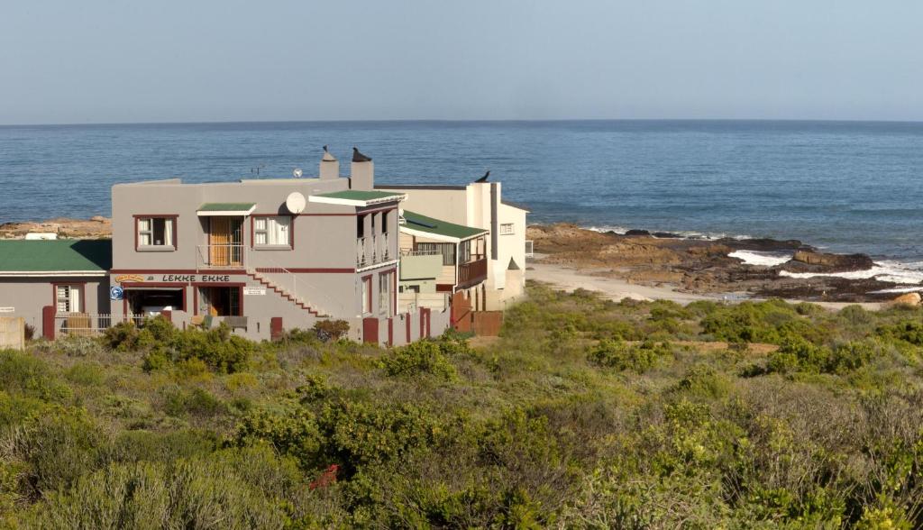 a house on a hill near the ocean at Lekke Ekke in Lambertʼs Bay