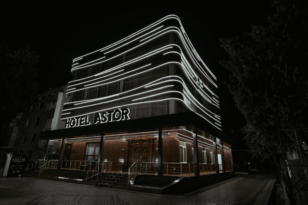 サマルカンドにあるアスター ホテルの夜間にホテル保険会社が点灯する建物
