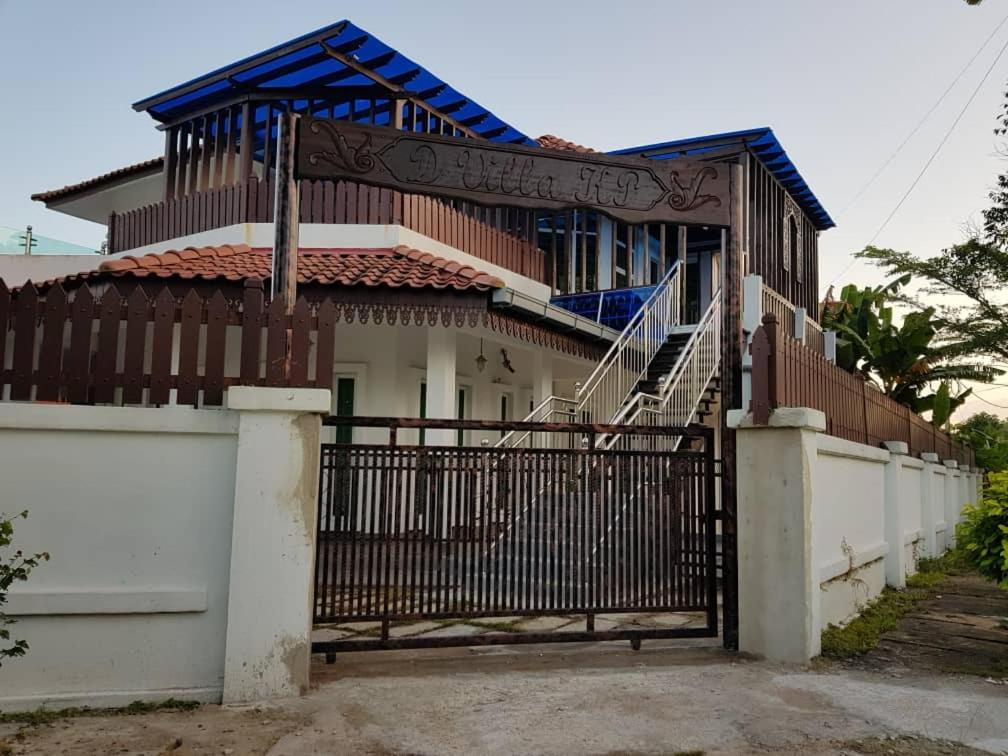een huis met een hek ervoor bij D'Villa KP in Kuala Terengganu
