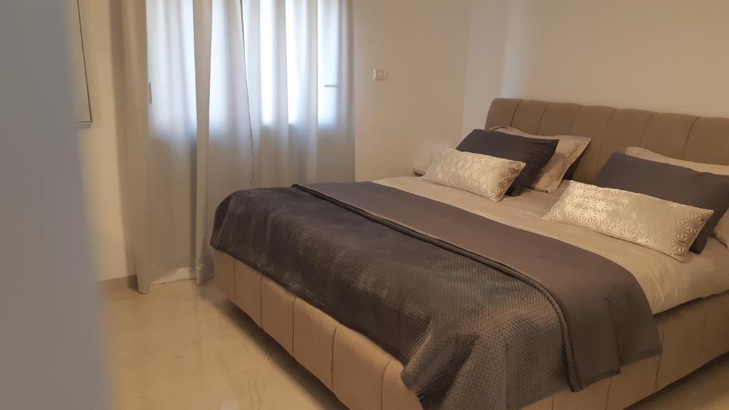 מיטה או מיטות בחדר ב-" ARADA " Luxury House