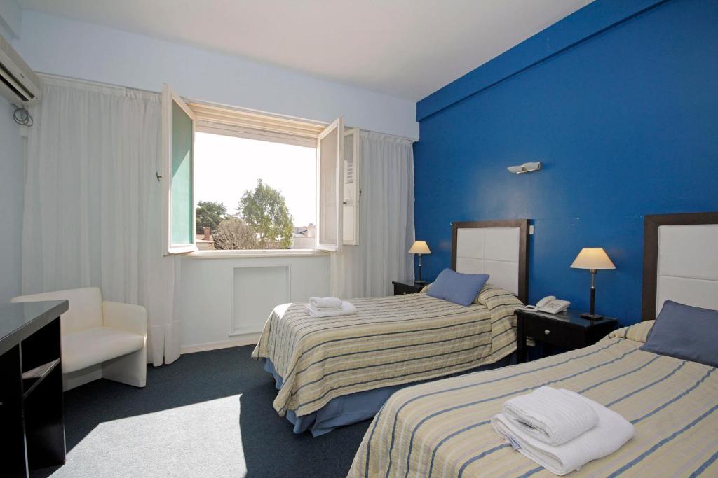 
Una cama o camas en una habitación de Hotel Libertador de Pinamar
