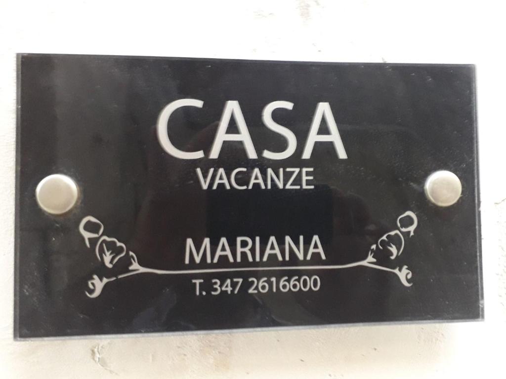 una señal que dice csavasamine en una pared en Appartamento Mariana, en Matera
