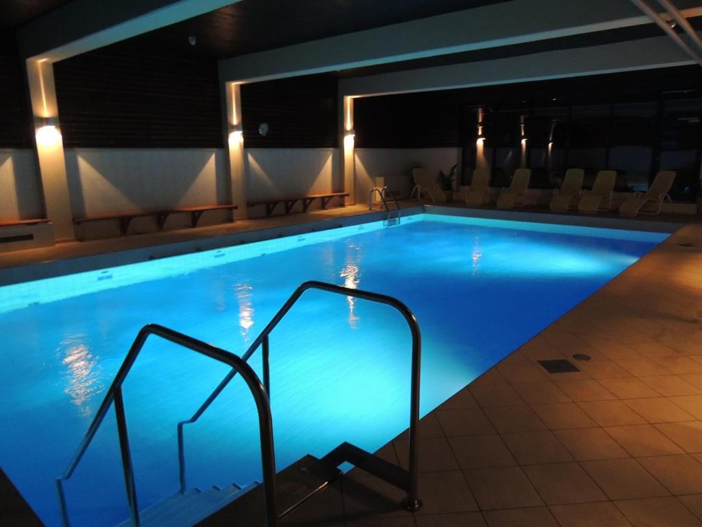 Swimming pool sa o malapit sa Ferienwohnung Aberg an der Skipiste mit Schwimmbad Sauna und Hochkönig Card