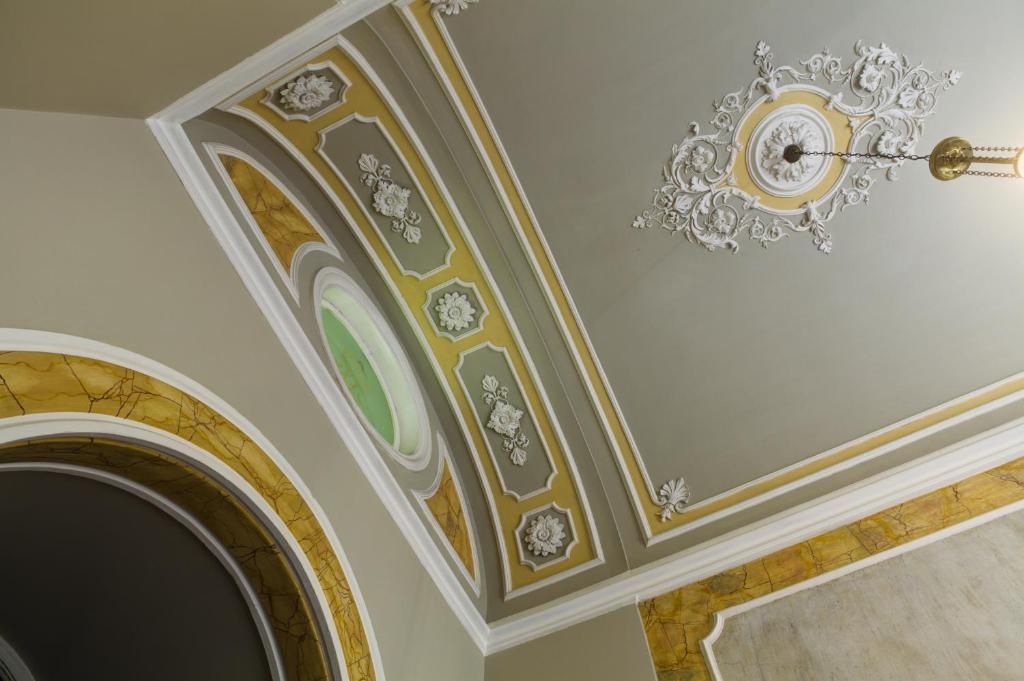 een plafond met een kroonluchter in een kamer bij Bellini Palace luxury B&B in Catania