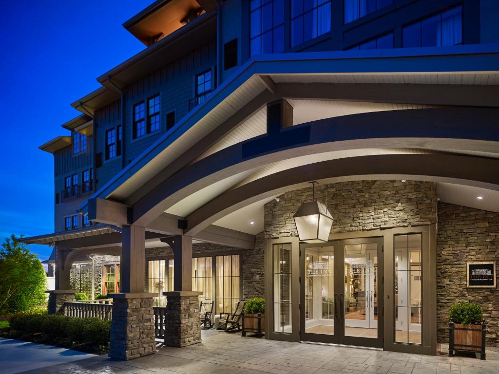 un edificio azul con una gran puerta de cristal en The Inn at Chesapeake Bay Beach Club, en Stevensville