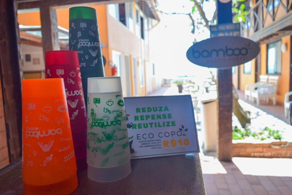 Bamboo Búzios Hostelに飾ってある許可証、賞状、看板またはその他の書類