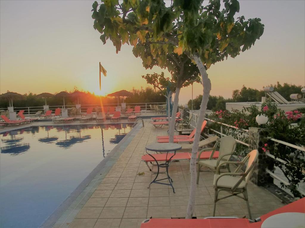 Bazén v ubytování Santorini Camping & Hostel nebo v jeho okolí