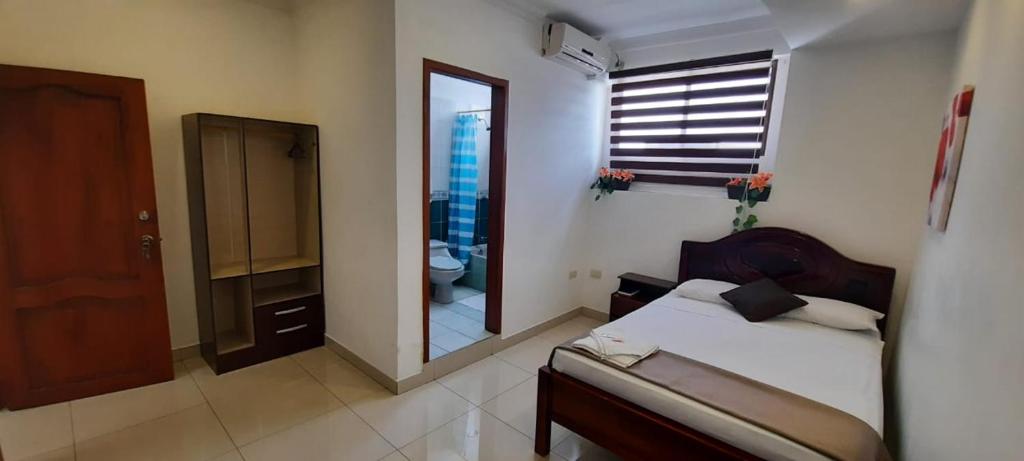 Postel nebo postele na pokoji v ubytování Hostal Perla Real Inn