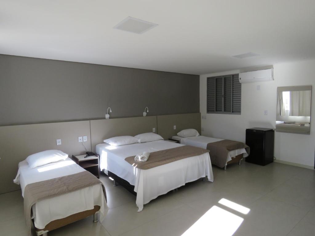 蓬蒂诺瓦Hotel Picpo的有三张床和一扇窗户的酒店房间