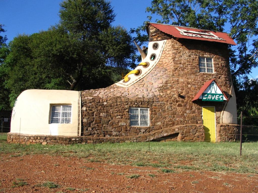 a house that is made out of a building at The Shoe Guest House in Draasloot