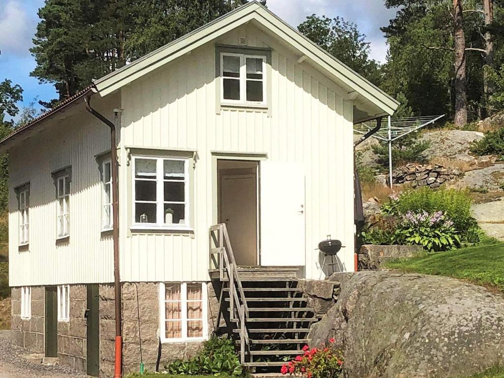 HovenäsetにあるThree-Bedroom Holiday home in Kungshamn 1の小さな白い家