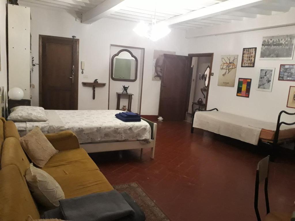 Łóżko lub łóżka w pokoju w obiekcie CASA FEDORA -Appartamento uso turistico centro storico di Arezzo