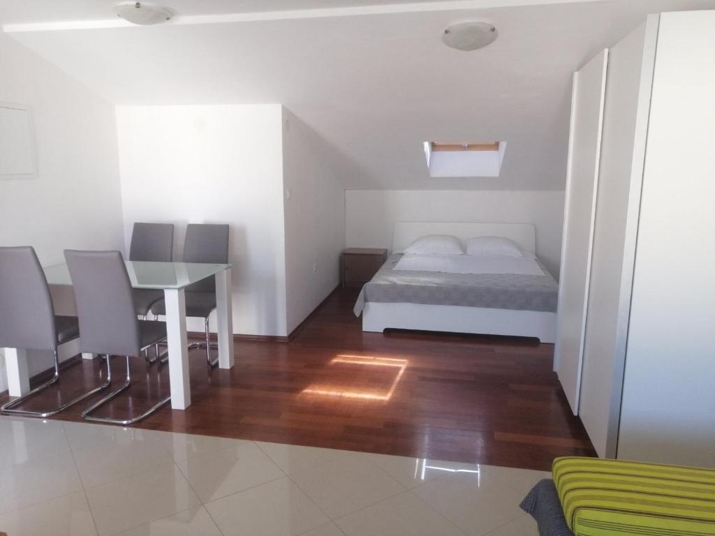 Łóżko lub łóżka w pokoju w obiekcie Apartman zarok