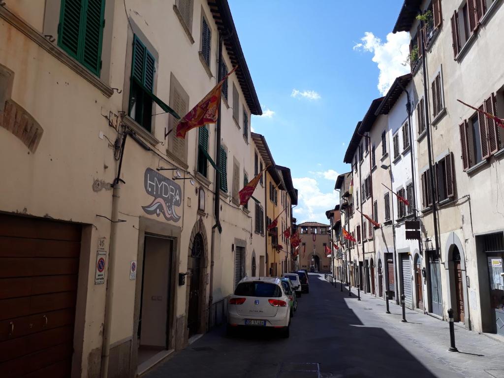 biały samochód zaparkowany na ulicy obok budynków w obiekcie CASA FEDORA -Appartamento uso turistico centro storico di Arezzo w Arezzo