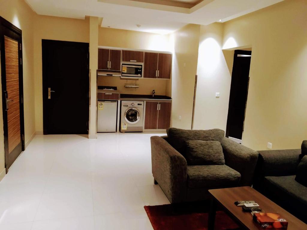 sala de estar con sofá y cocina en شقق درر رامه للشقق المخدومة 6, en Riad