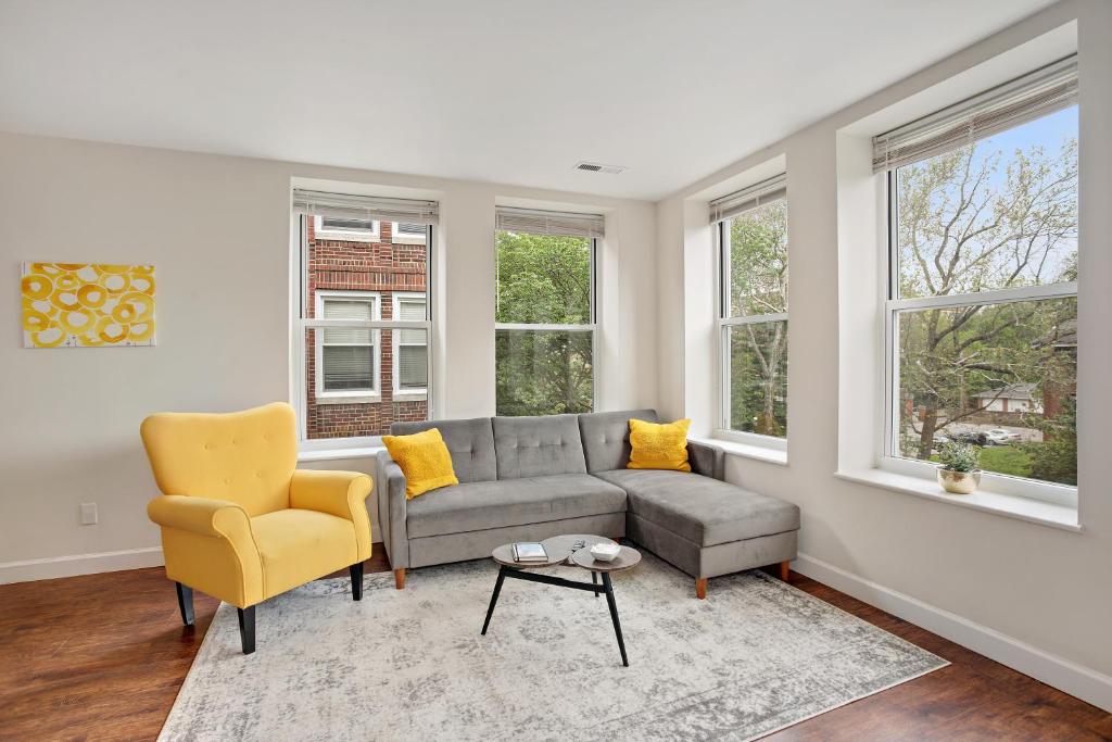 Χώρος καθιστικού στο Vibrant Pad next to ForestPark/BJC/WashU