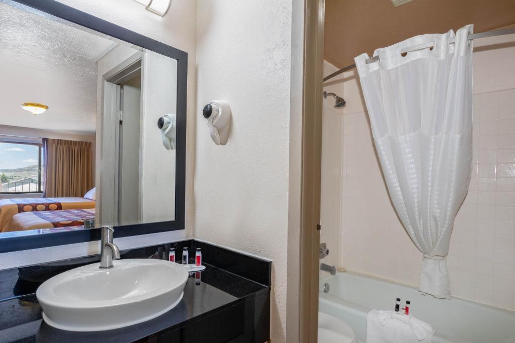 Super 8 by Wyndham Evanston - Double Room With Two Double Beds - Non-Smoking