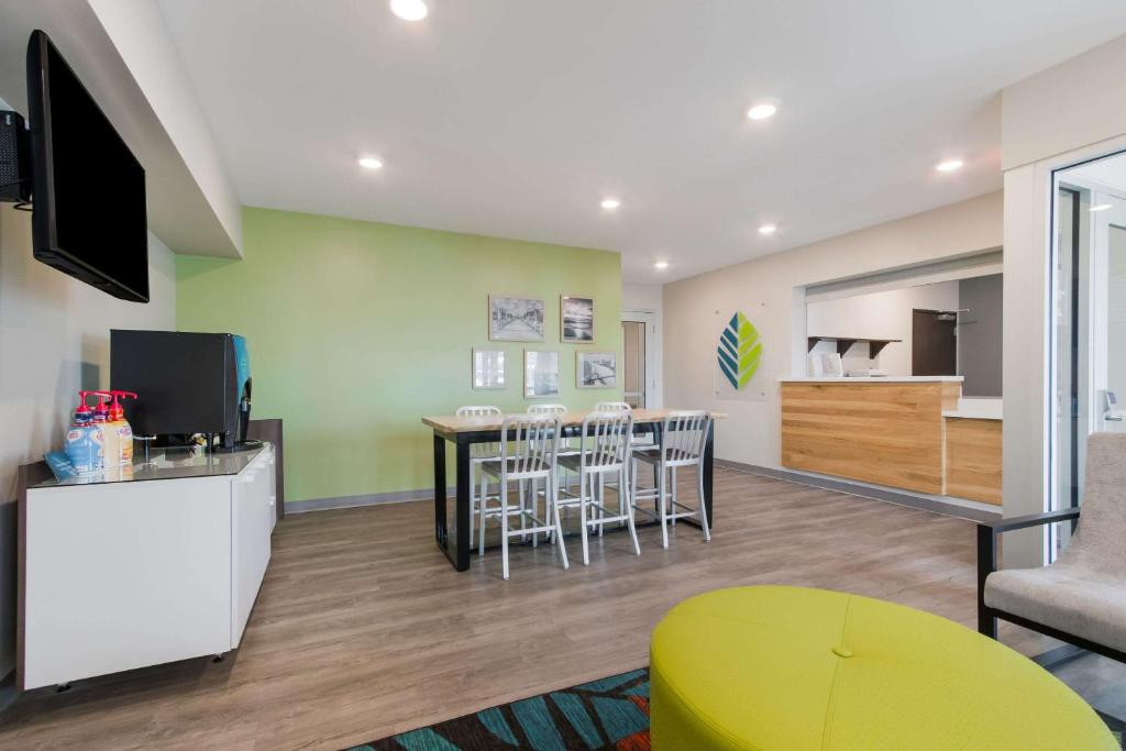 TV a/nebo společenská místnost v ubytování WoodSpring Suites Tamarac