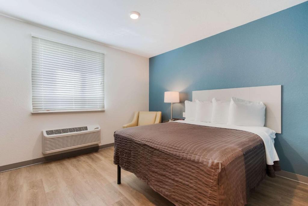 Postel nebo postele na pokoji v ubytování WoodSpring Suites Tamarac